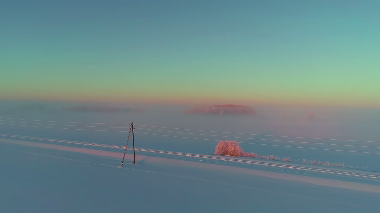 일출 동안 신선한 눈 덮인 광활한 풍경의 영화 촬영, 공중 촬영