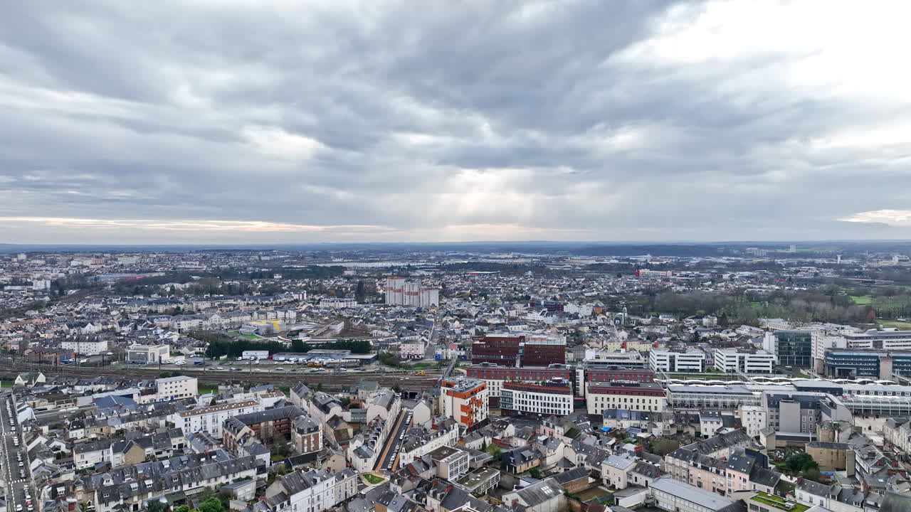 구름이 가득한 하늘이 레 만의 스카이라인을 고 있으며, 중세 시대의 매력과 모터스포츠가 혼합되어 있습니다.