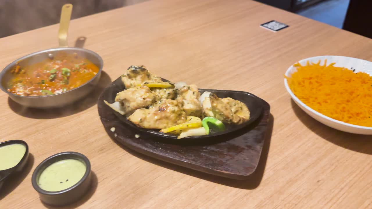 comida india caliente servida con vapor y salsas