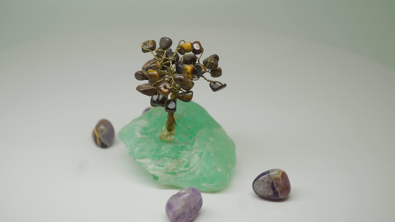 매우 매력적인 턴테이블의 아름다운 크리스탈 스톤 - 클로즈업 샷