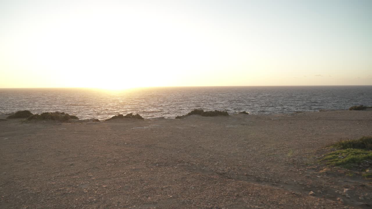 caminando en plateu hacia la costa cerca del mar mediterráneo en malta en la tarde soleada