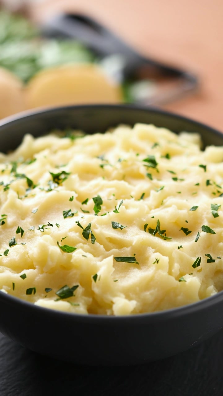 Ciotola di purè di patate cremoso in rotazione