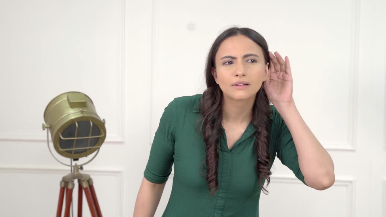 mujer india tratando de escuchar