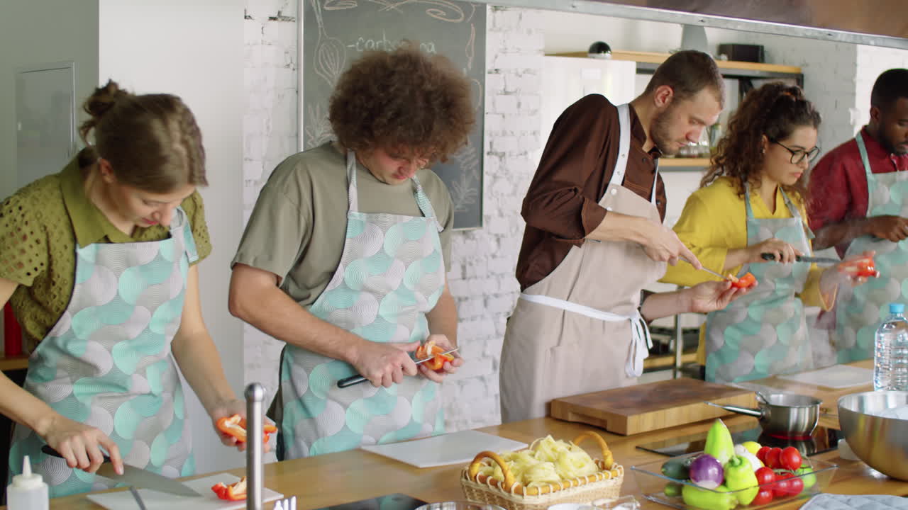 요리 수업 중에 셰프의 도움으로 요리하는 학생들