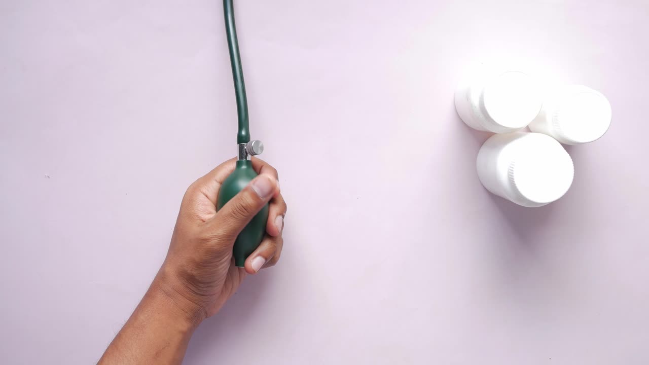 toma detallada de la máquina de presión arterial en la mesa,