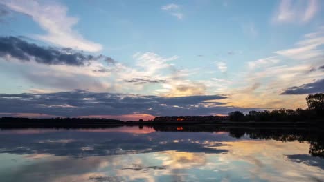 Zeitraffer-Des-Sonnenuntergangs-An-Einem-Glasklaren-See