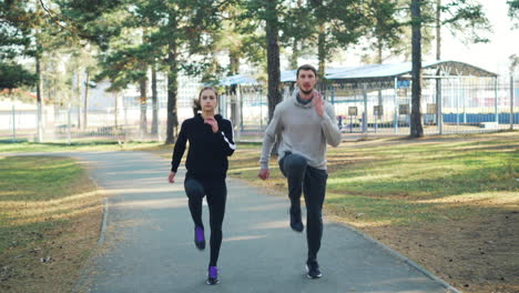 una pareja corriendo en un parque.