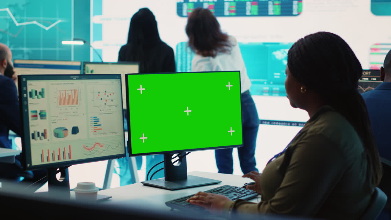 analista de negocios que examina los resultados mensuales y las métricas de rendimiento en línea