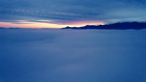 Luftdrohnen-Fliegen-über-Wolken,-Sonnenaufgang-In-Den-Andenkordilleren,-Die-Sonne-Von-Santiago,-Chile,-Scheint-Hinter-Dem-Bewölkten-Himmel-Und-Den-Anden