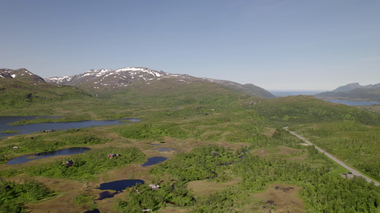 Droneopptak av landskap over mange små innsjøer på Senja i Nord-Norge
