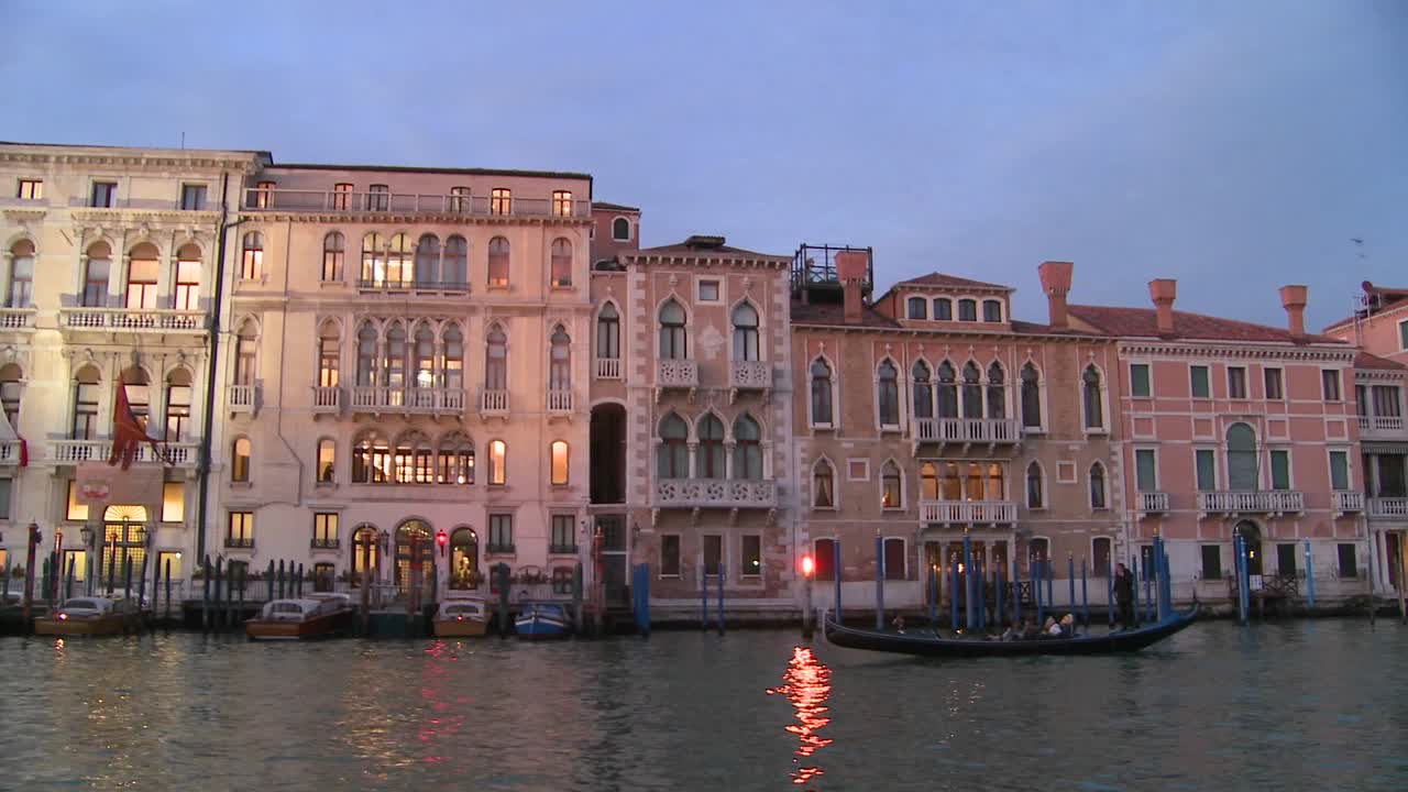 베니스 이탈리아 4의 운하에 황혼