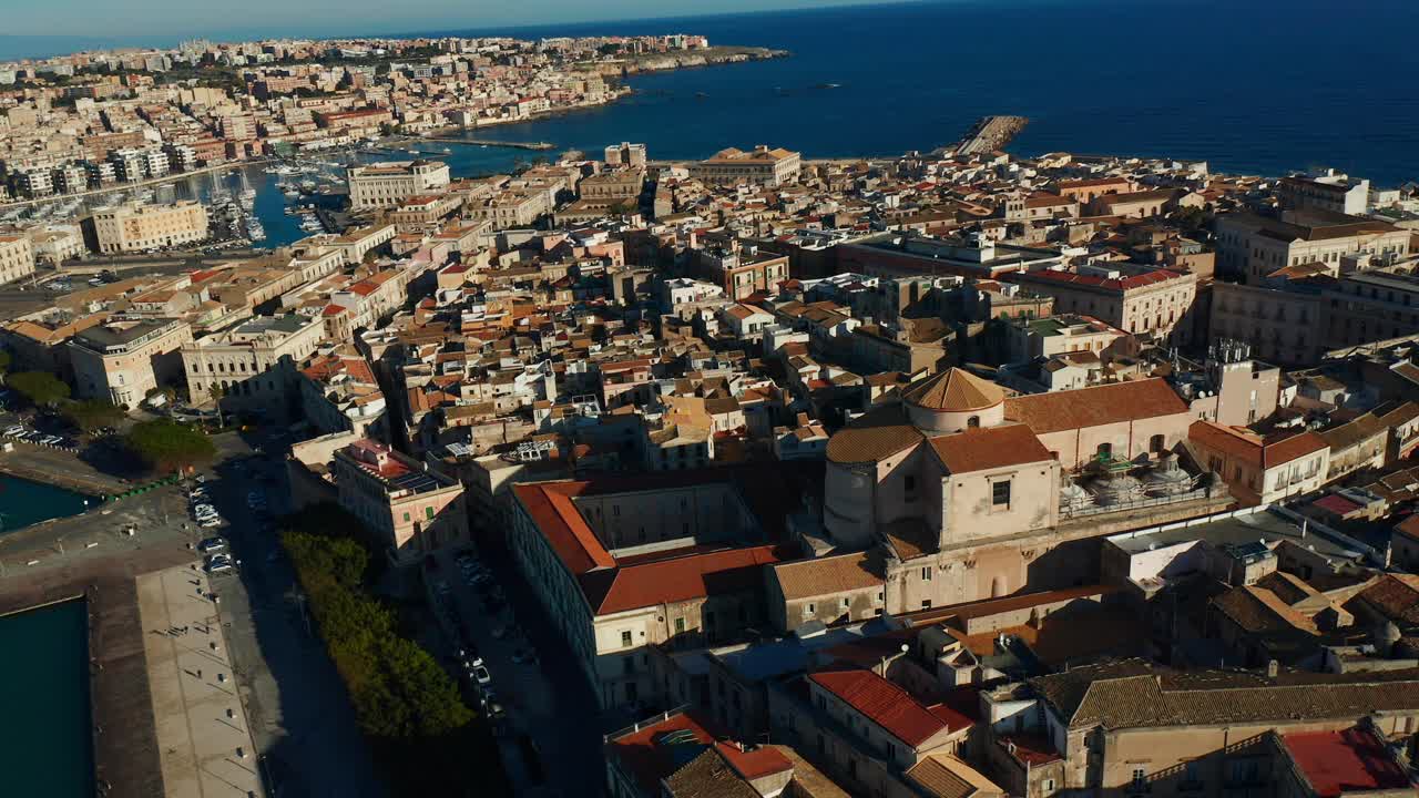 Um DJI Mavic 2 Pro com gravação D-Log em 4K captura uma vista aérea deslumbrante de Siracusa, Sicília, na Itália