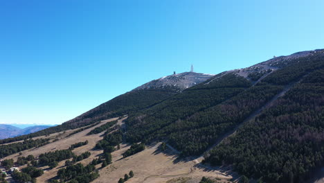 mont ventoux cumbre del lado norte tiro aéreo abetos día soleado cielo azul vaucluse