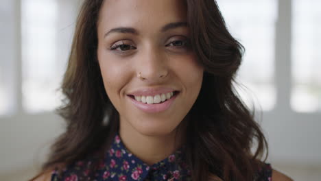 retrato de cerca de una joven, bonita y hispana mujer sonriendo tranquila mirando a la cámara hermosa chica elegante piel perfecta