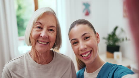 Videoanruf,-Winken-Und-ältere-Frau-Mit-Krankenschwester