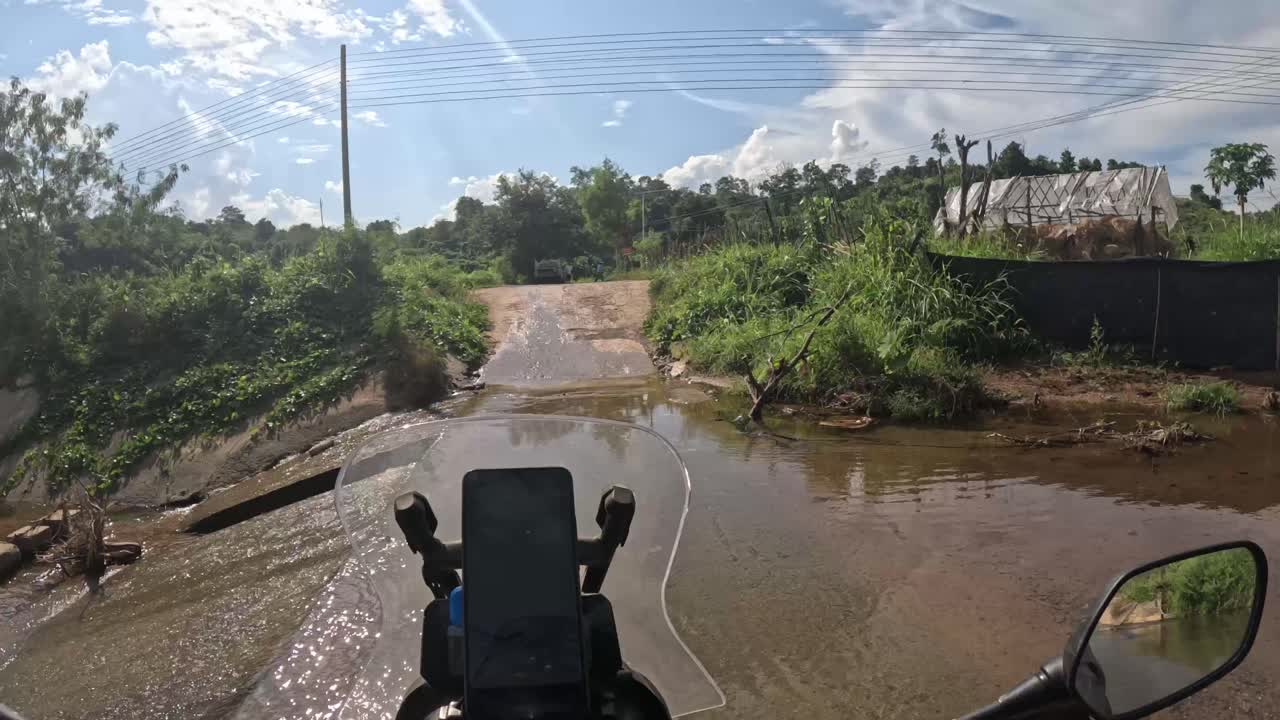 태국 북부 경치 좋은 도로에서 오토바이를 타고 가는 pov 액션