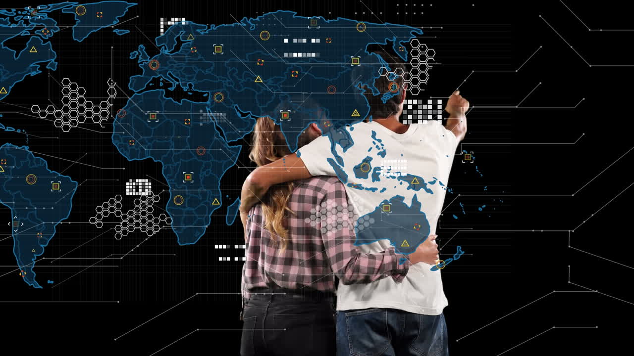 animación del procesamiento de datos sobre el mapa del mundo y la pareja caucásica
