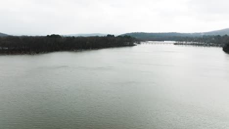 Wunderbarer-Lake-Sequoyah-An-Einem-Regnerischen-Bewölkten-Tag,-Flug-über-Dem-Wasser,-Arkansas