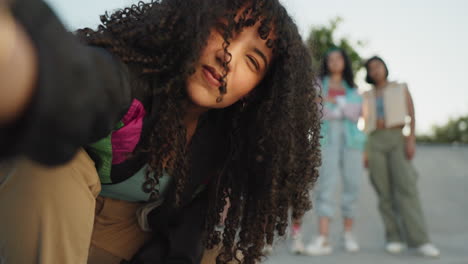 mujer, selfie y amigos al aire libre con moda