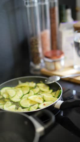 cocinar calabacines en rodajas en una sartén
