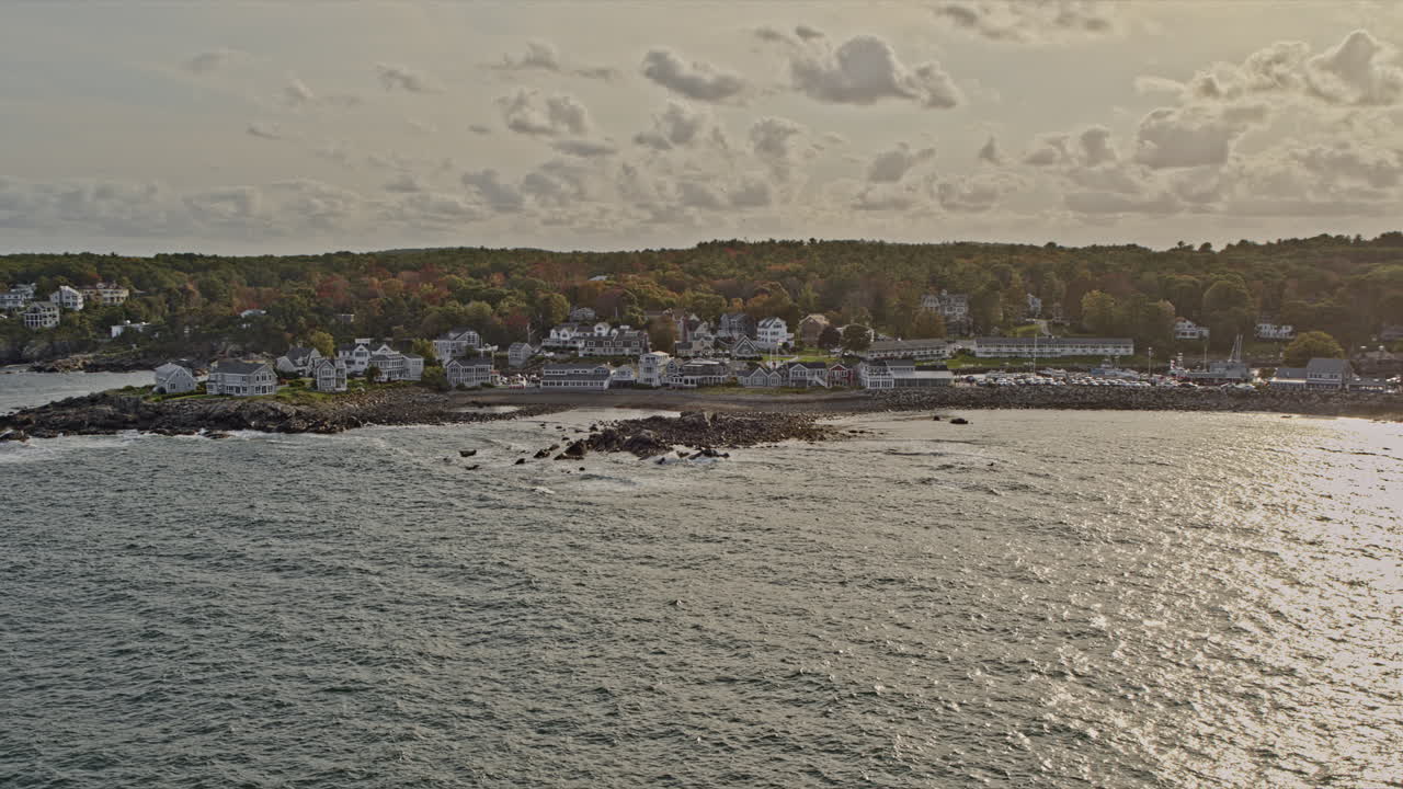 toma aérea v3 de ogunquit maine de casas costeras y costas rocosas en oarweed y perkins cove con un reflejo brillante de la luz del sol en la superficie del agua - filmada con una cámara inspire 2, x7 - octubre de 2021