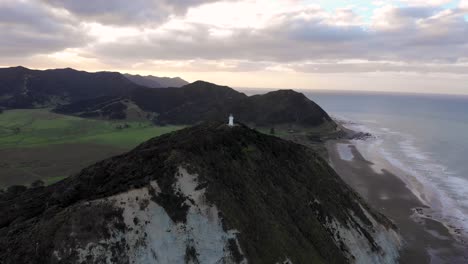 Hermosa-Vista-De-La-Puesta-De-Sol-Del-Cabo-Este-De-Nueva-Zelanda---Toma-Aérea