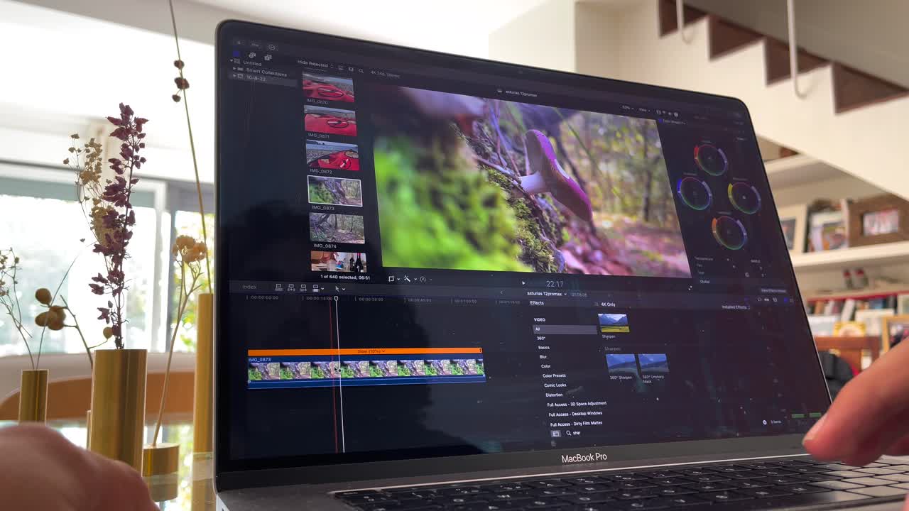 edición de video en final cut pro en una computadora portátil macbook pro