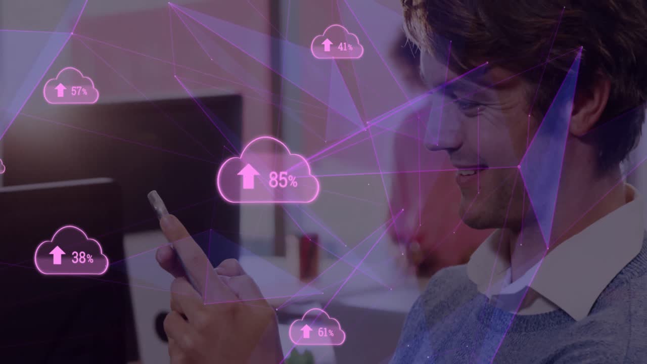 redes de plexus y iconos de carga en la nube contra el hombre caucásico que usa un teléfono inteligente en la oficina