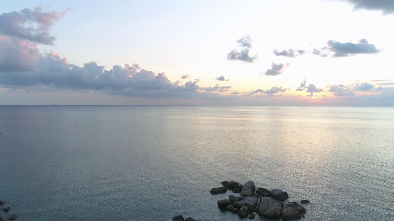 열대 해변 위 의 멋진 일몰