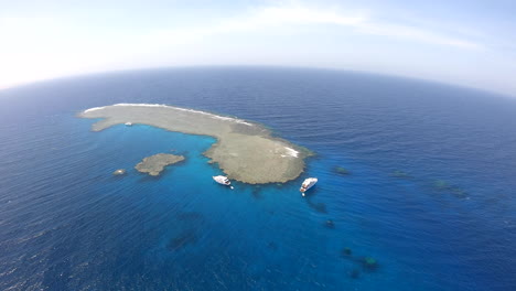 tiro de ariel para el arrecife de coral del mar rojo en la península del sinaí y las islas de arrecifes de coral en el mar rojo tiro en 4k y 50 fotogramas