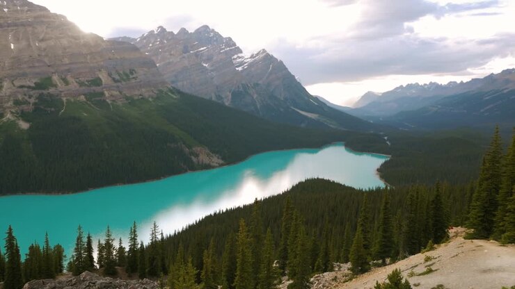 Lo stupendo lago turchese circondato da maestose montagne