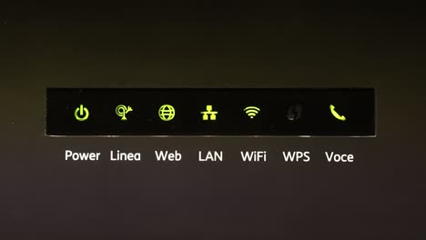 Panel-Digital-Intermitente-De-Un-Enrutador-Moderno-Para-Conexión-A-Internet.