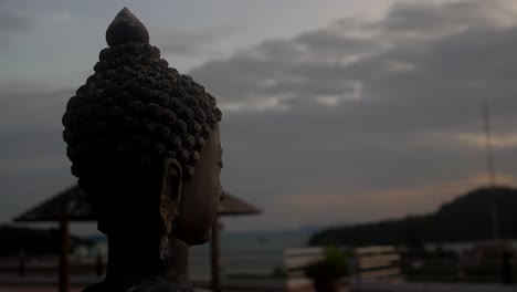 Morgensonnenaufgang-Buddha-Statue-In-Phuket,-Thailand,-Kap-Panwa,-Zurückhaltendes-Licht