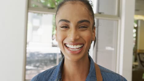 Retrato-De-Una-Feliz-Barista-Birracial-Riéndose-En-Su-Cafetería