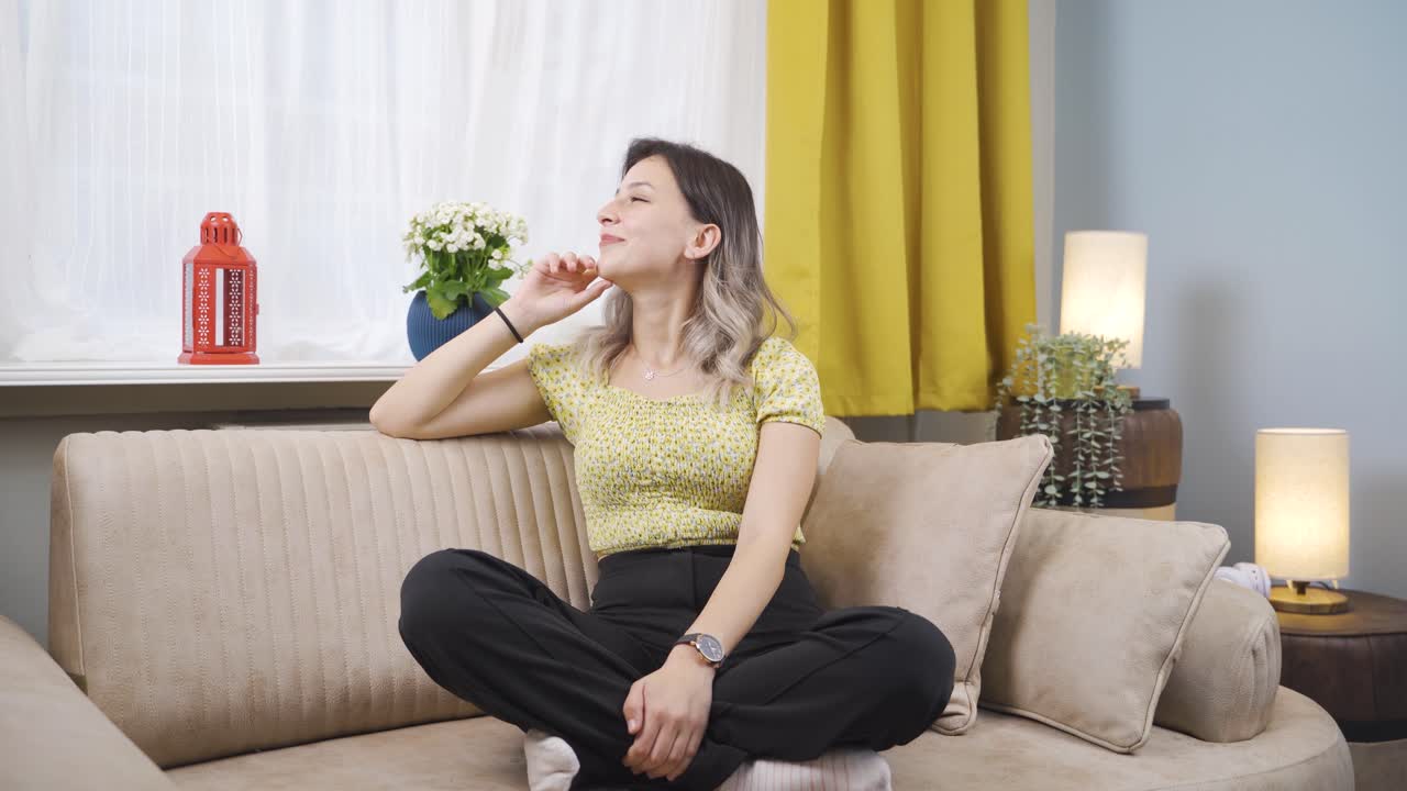 사랑에 빠진 젊은 여자는 그녀의 연인을 생각합니다.