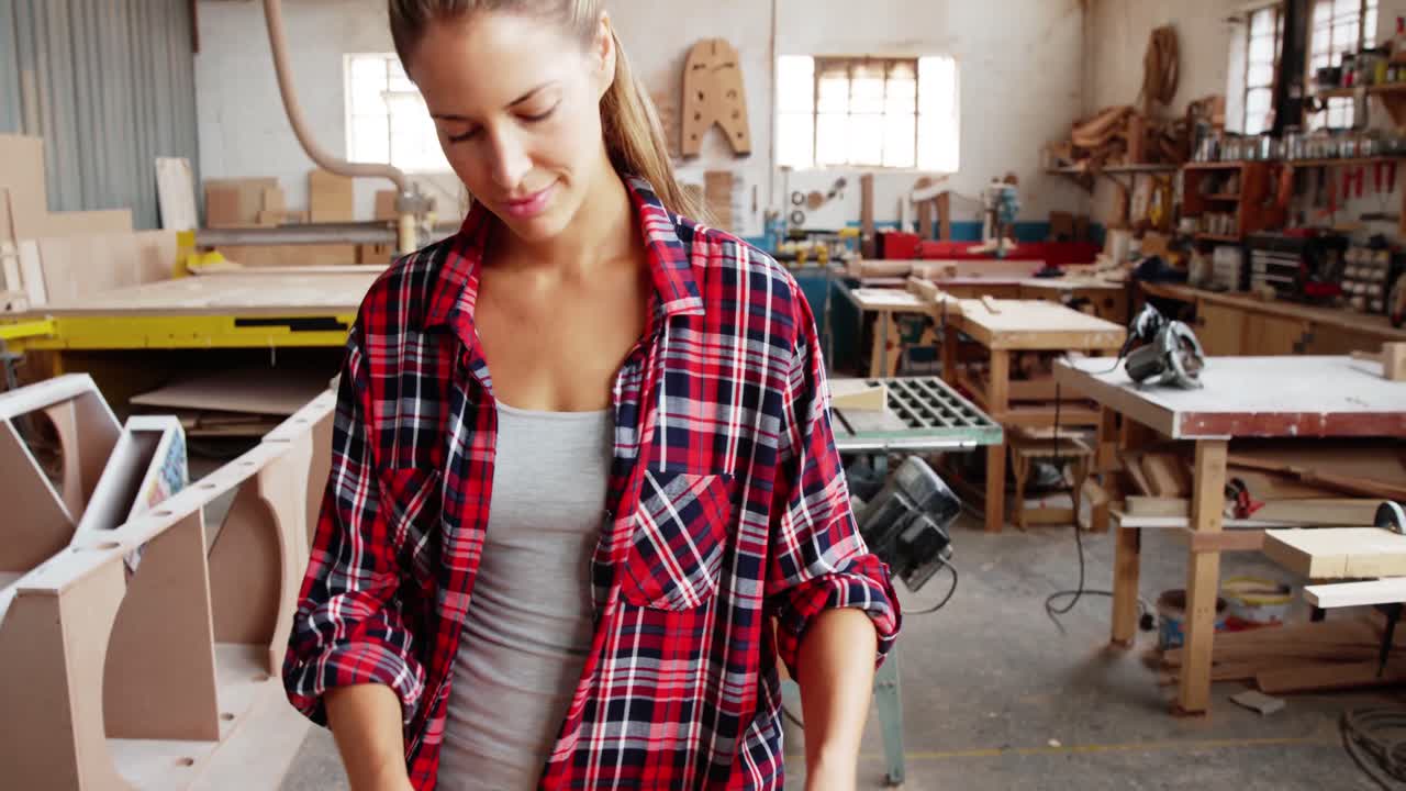 retrato de un carpintero atractivo sonriendo para la cámara