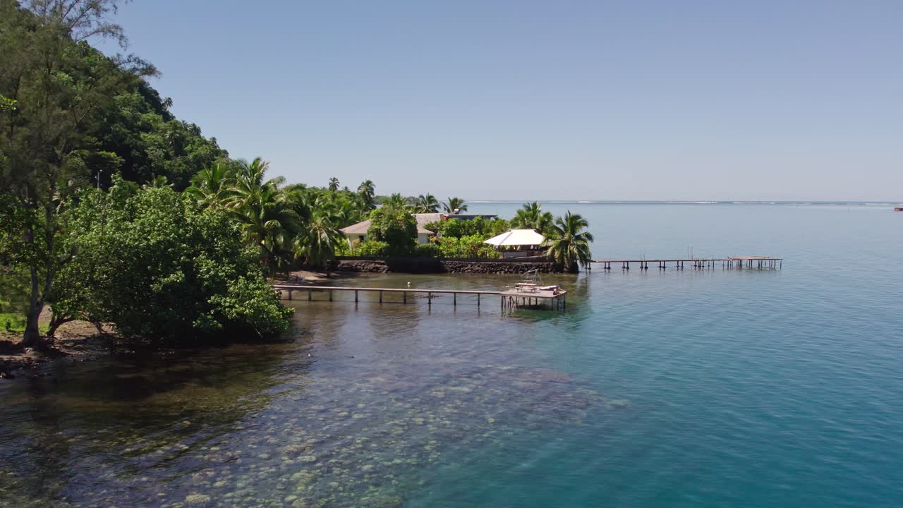 imágenes aéreas de un hermoso muelle en el tropical tahití