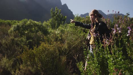 pareja caucásica haciendo senderismo en la naturaleza