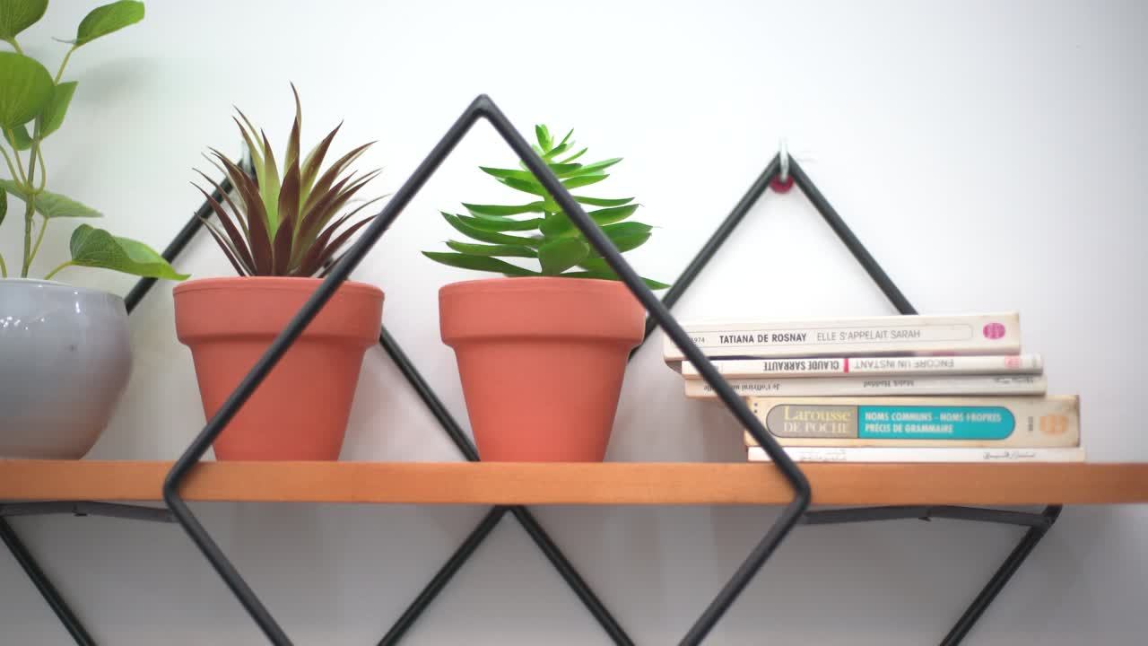 poner libros en un estante flotante en la sala de estar, decoración de la sala de estar