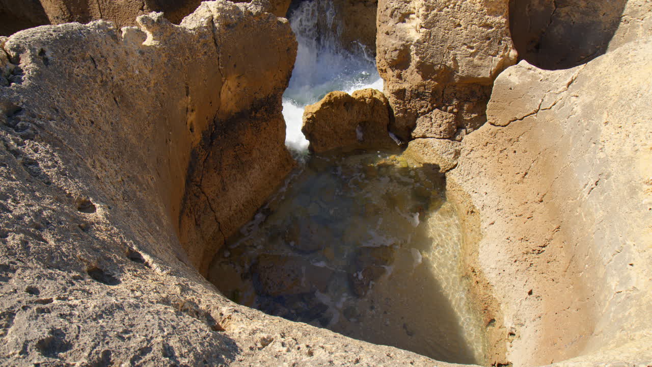 포르투갈 알가르베 에 있는 바위 형성 의 구 ⁇  에 있는 파도