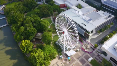 Aerial-descending-over-The-Wheel-of-Brisbane,-Australia