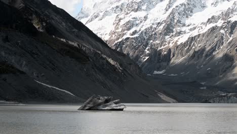 Eisberg,-Der-Auf-Einem-Proglazialen-See-Vor-Aoraki-Mount-Cook-Schwimmt