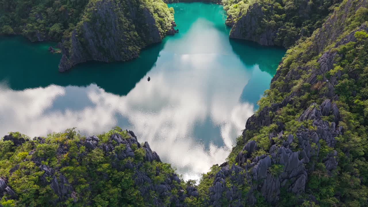 Laguna incontaminata nell'Area Protetta dell'isola di Coron, Palawan, Filippine.
