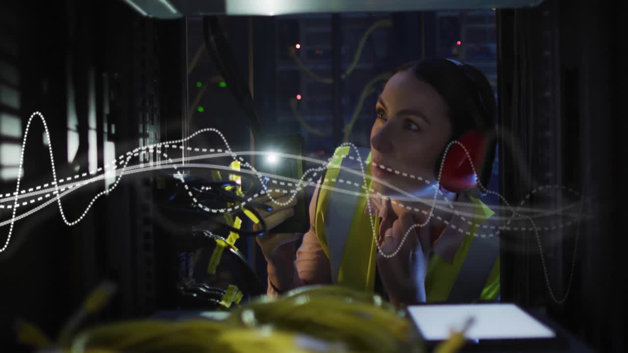 animación de procesamiento de datos digitales sobre él caucásica mujer técnico servidores de computadora