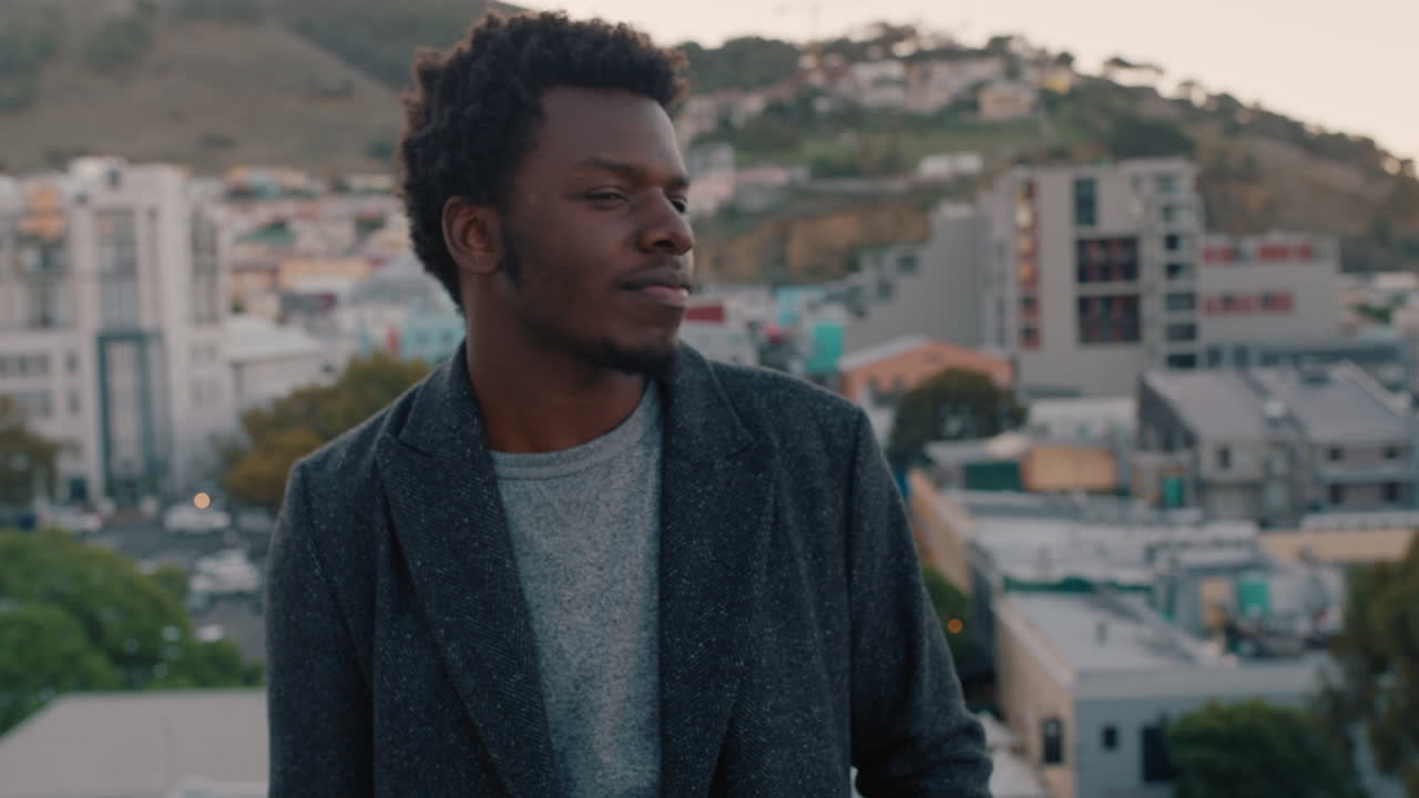 feliz pareja multirracial riendo divirtiéndose disfrutando de la vista de la azotea de la ciudad charlando compartiendo conexión amigos bebiendo alcohol pasando el fin de semana