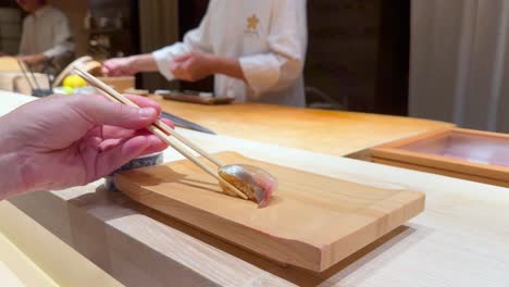 el chef prepara y presenta sushi nigiri con habilidad