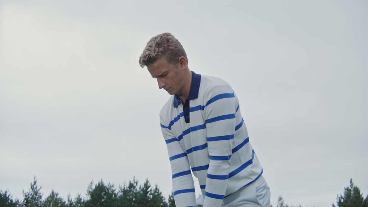 Golfista che si prepara a colpire