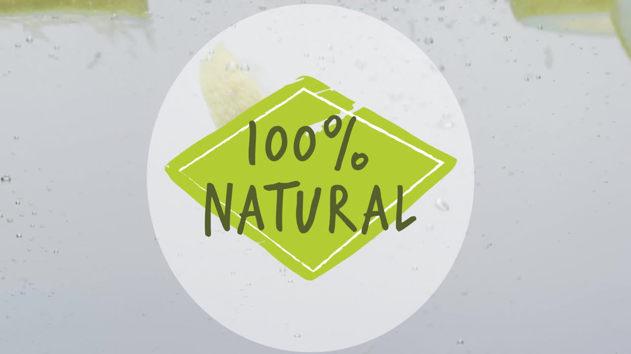 animación de 100 por ciento de texto natural sobre frutas que caen en el fondo del agua