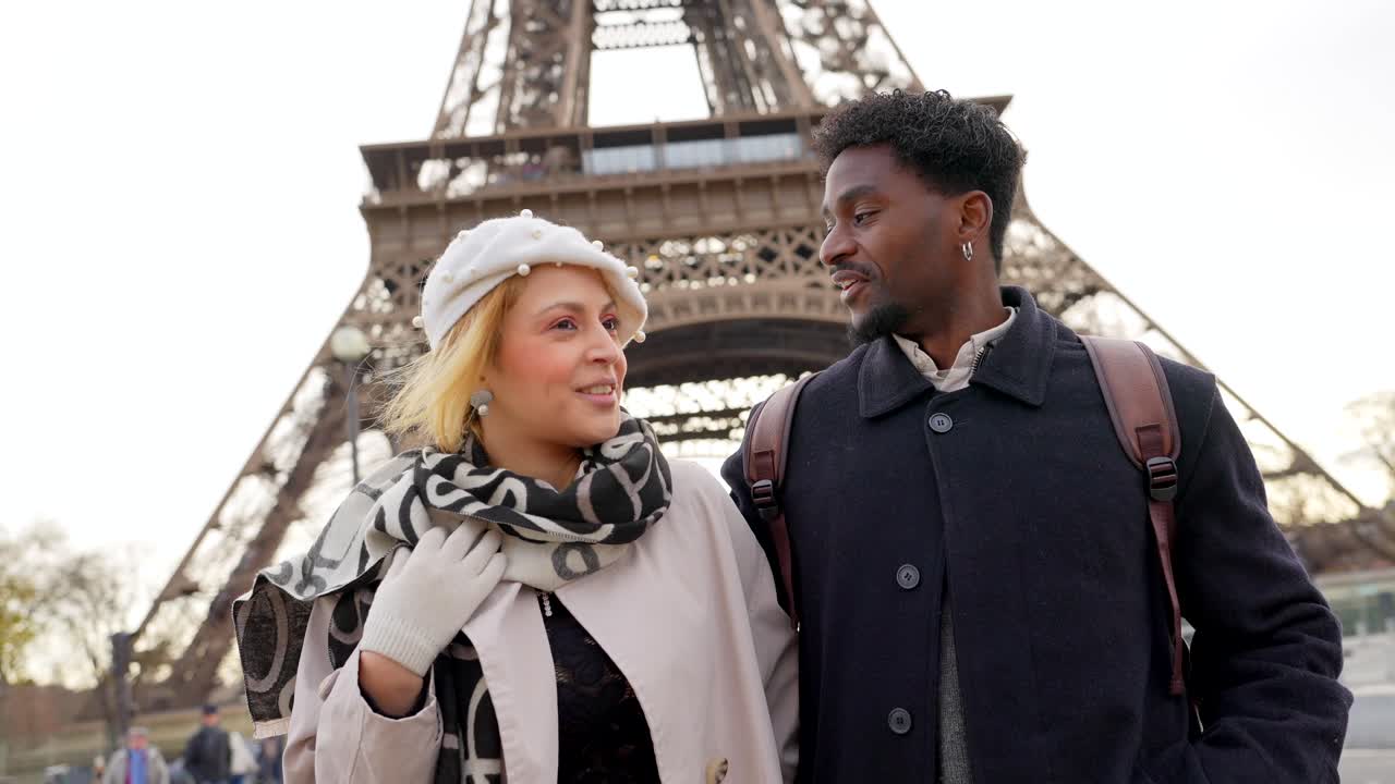 Pareja delante de la Torre Eiffel