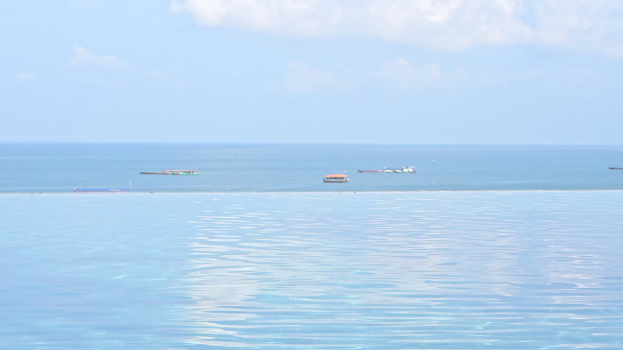 리조트 인피니티 에지 풀 가장자리에서 바라보는 바다 전망